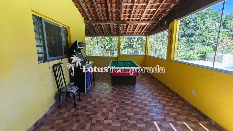 Chácara com piscina, área gourmet e 4 suítes LT0079