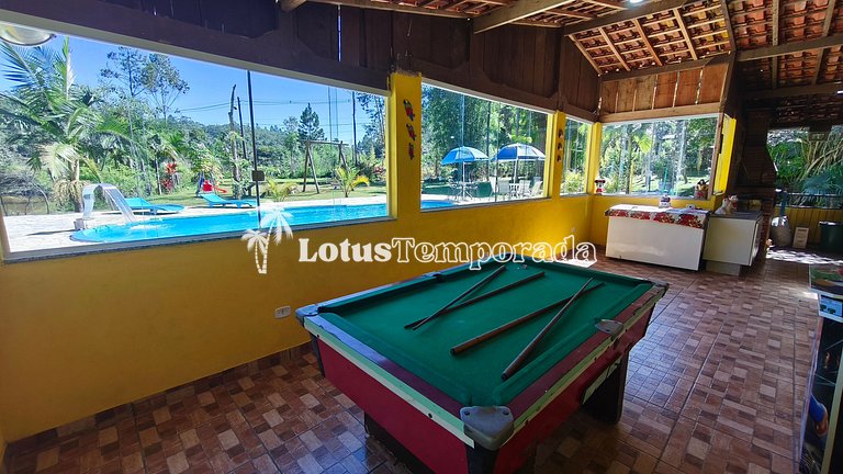 Chácara com piscina, área gourmet e 4 suítes LT0079