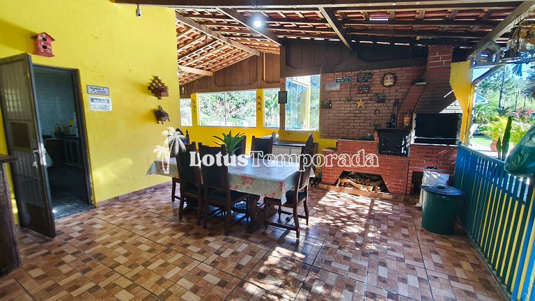 Chácara com piscina, área gourmet e 4 suítes LT0079