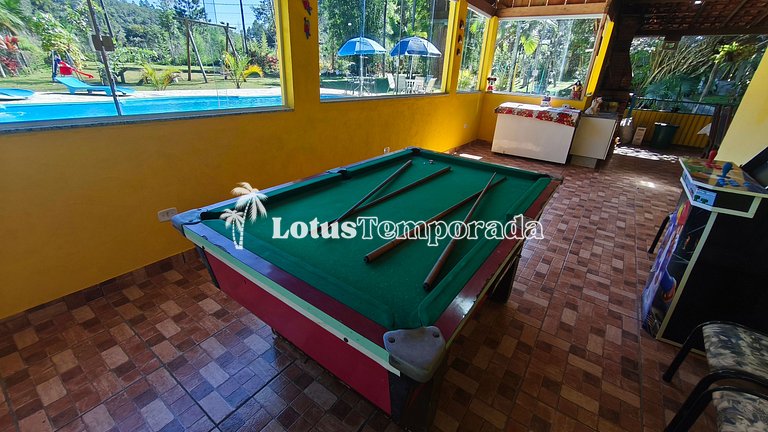 Chácara com piscina, área gourmet e 4 suítes LT0079