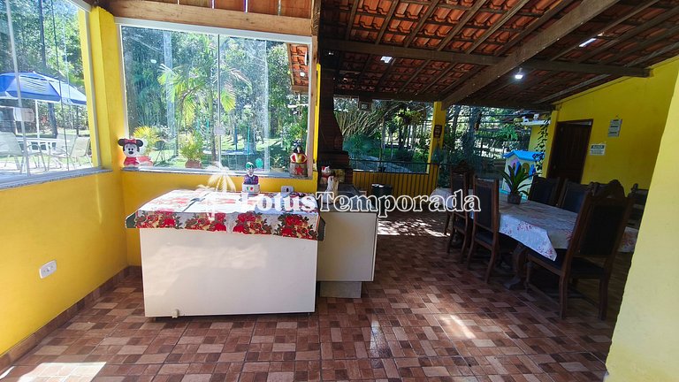 Chácara com piscina, área gourmet e 4 suítes LT0079