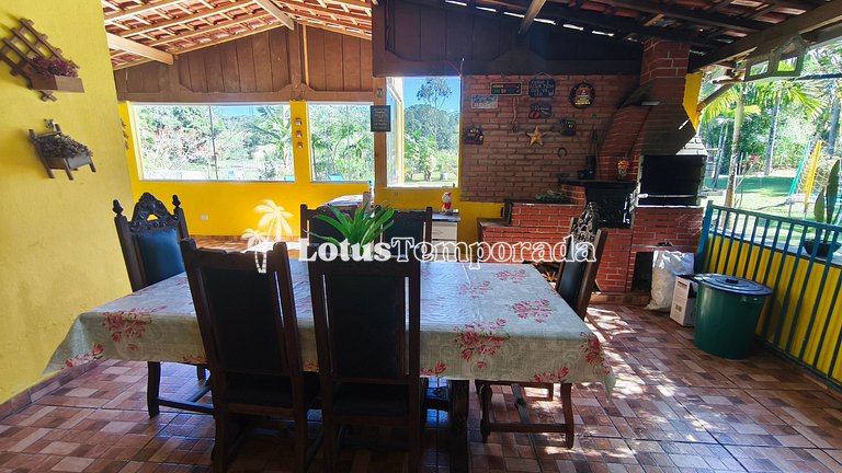 Chácara com piscina, área gourmet e 4 suítes LT0079