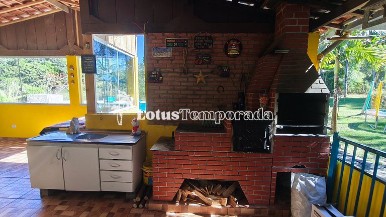 Chácara com piscina, área gourmet e 4 suítes LT0079
