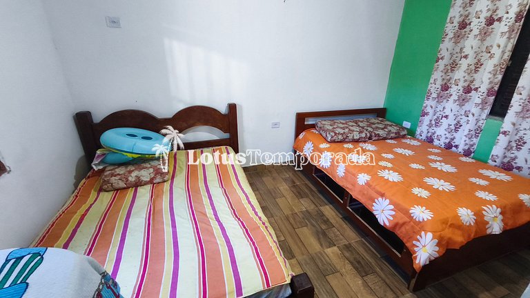 Chácara com piscina, área gourmet e 4 suítes LT0079