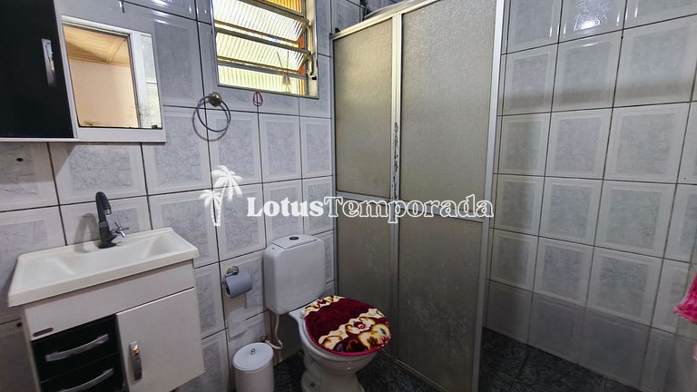 Chácara com piscina, área gourmet e 4 suítes LT0079
