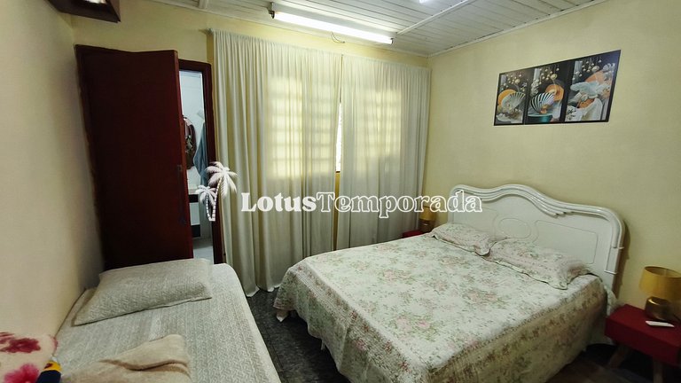 Chácara com piscina, área gourmet e 4 suítes LT0079
