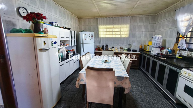 Chácara com piscina, área gourmet e 4 suítes LT0079
