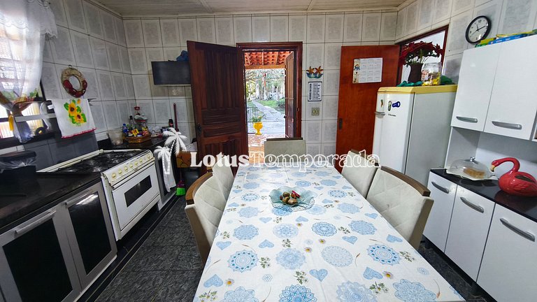 Chácara com piscina, área gourmet e 4 suítes LT0079