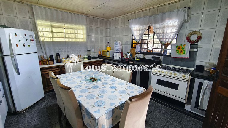 Chácara com piscina, área gourmet e 4 suítes LT0079
