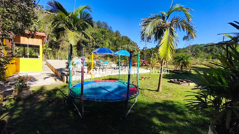 Chácara com piscina, área gourmet e 4 suítes LT0079