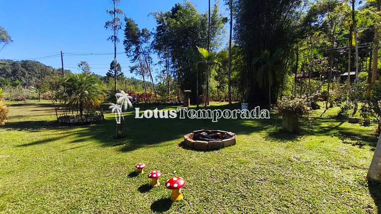 Chácara com piscina, área gourmet e 4 suítes LT0079