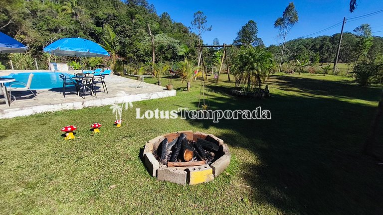 Chácara com piscina, área gourmet e 4 suítes LT0079