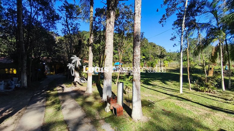 Chácara com piscina, área gourmet e 4 suítes LT0079