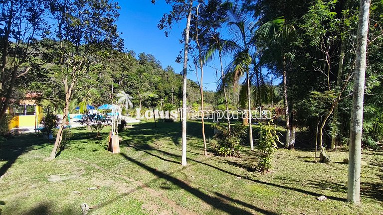 Chácara com piscina, área gourmet e 4 suítes LT0079