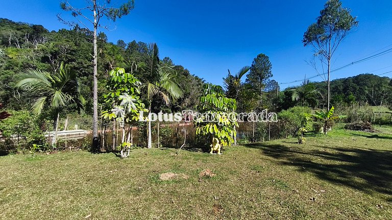 Chácara com piscina, área gourmet e 4 suítes LT0079