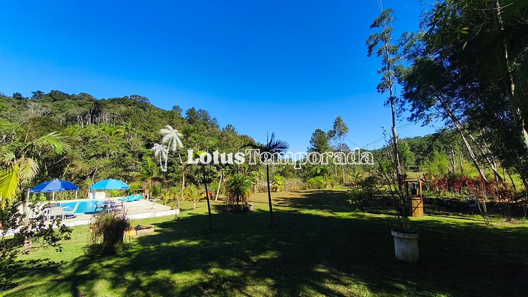 Chácara com piscina, área gourmet e 4 suítes LT0079