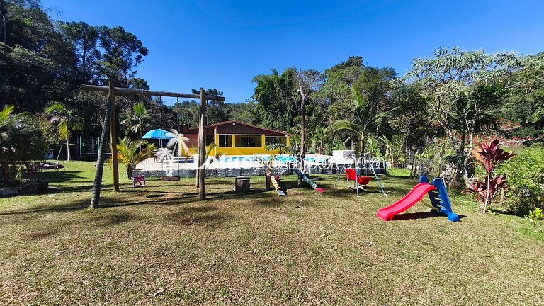 Chácara com piscina, área gourmet e 4 suítes LT0079