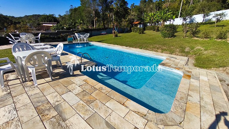 Chácara com 05 dormitórios, piscina e lazer LT0068