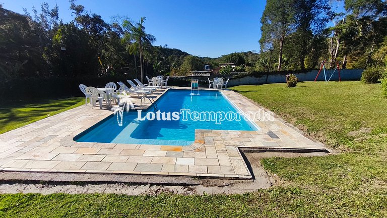 Chácara com 05 dormitórios, piscina e lazer LT0068