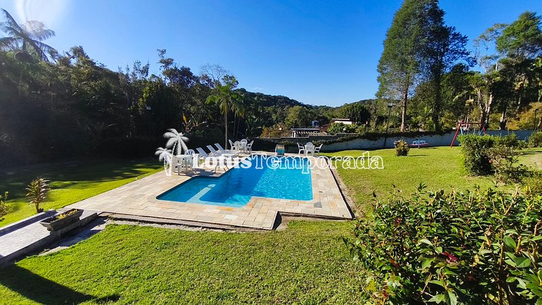 Chácara com 05 dormitórios, piscina e lazer LT0068