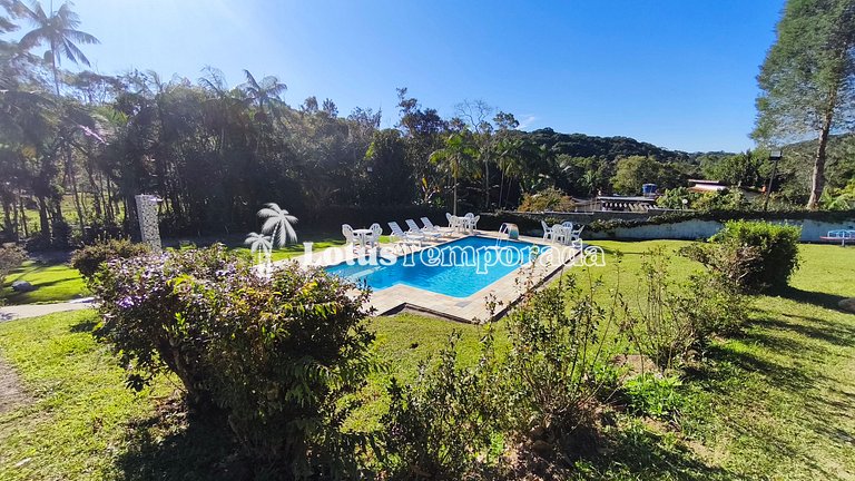 Chácara com 05 dormitórios, piscina e lazer LT0068