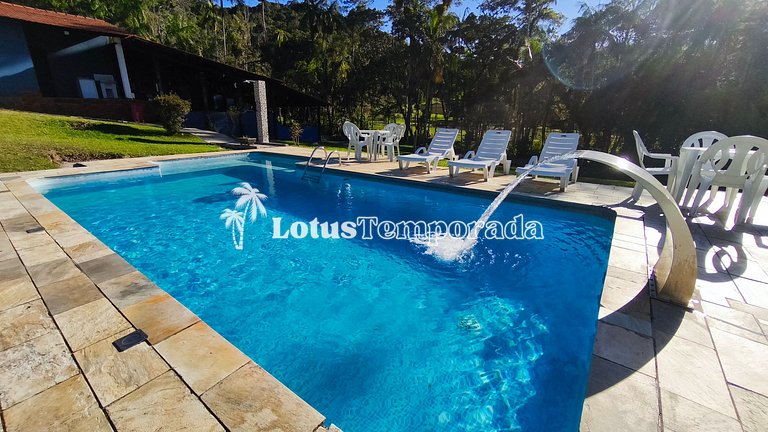 Chácara com 05 dormitórios, piscina e lazer LT0068