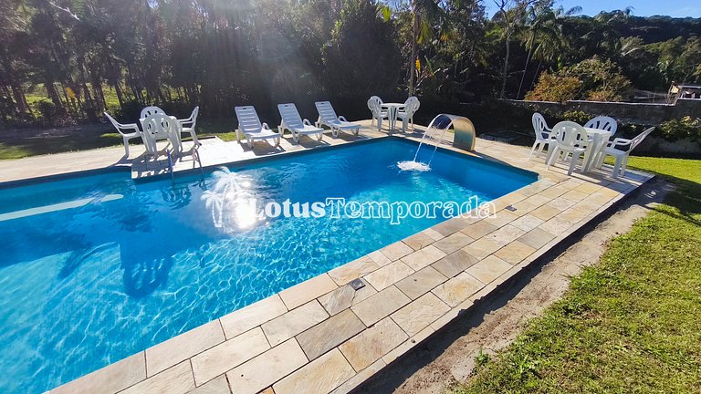 Chácara com 05 dormitórios, piscina e lazer LT0068