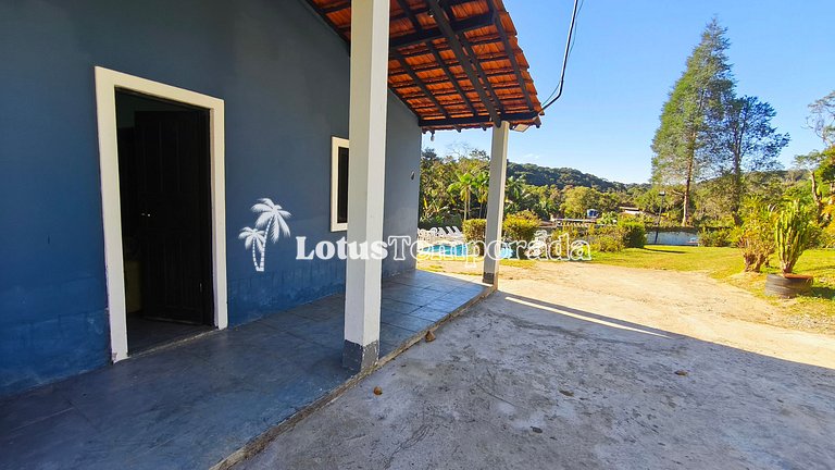 Chácara com 05 dormitórios, piscina e lazer LT0068