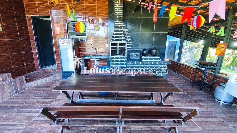 Chácara com 05 dormitórios, piscina e lazer LT0068
