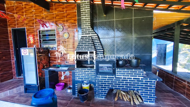 Chácara com 05 dormitórios, piscina e lazer LT0068