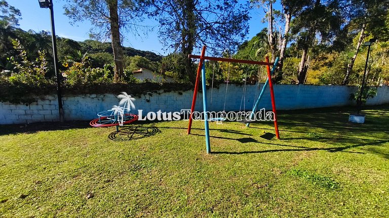 Chácara com 05 dormitórios, piscina e lazer LT0068