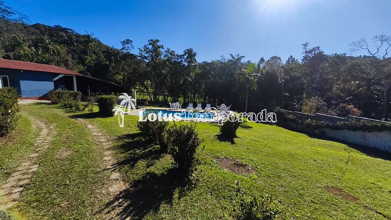 Chácara com 05 dormitórios, piscina e lazer LT0068