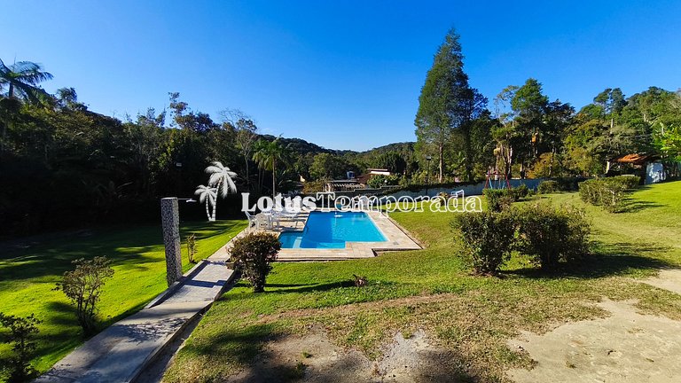 Chácara com 05 dormitórios, piscina e lazer LT0068