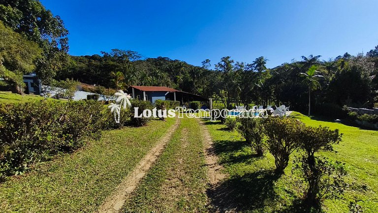 Chácara com 05 dormitórios, piscina e lazer LT0068