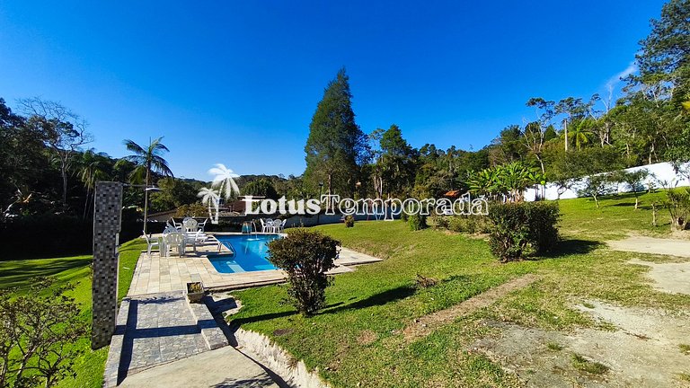 Chácara com 05 dormitórios, piscina e lazer LT0068