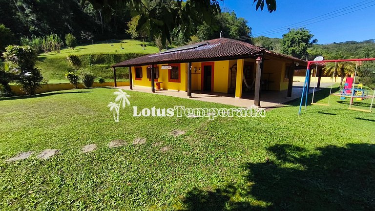 Chácara com piscina e lareira em Juquitiba LT0102