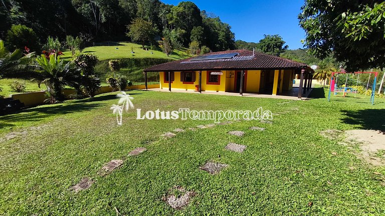 Chácara com piscina e lareira em Juquitiba LT0102