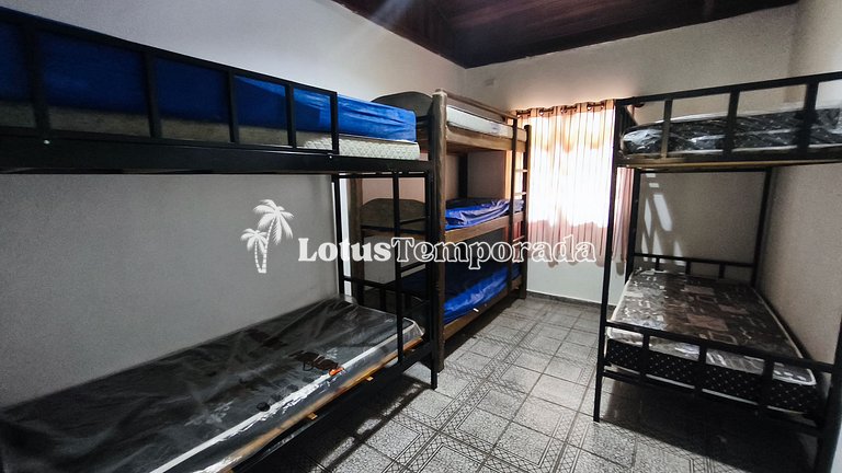 Chácara com piscina e lareira em Juquitiba LT0102