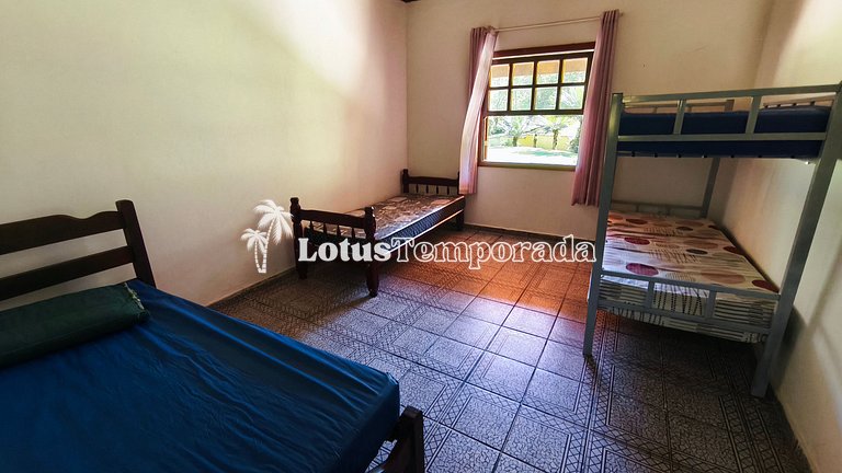 Chácara com piscina e lareira em Juquitiba LT0102