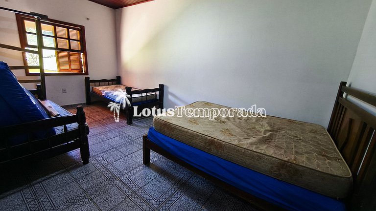 Chácara com piscina e lareira em Juquitiba LT0102