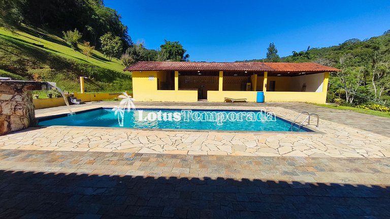 Chácara com piscina e lareira em Juquitiba LT0102