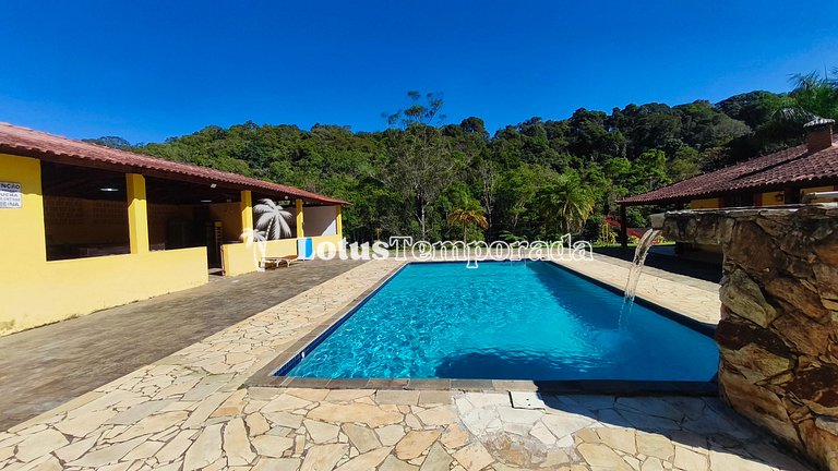 Chácara com piscina e lareira em Juquitiba LT0102