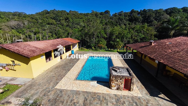 Chácara com piscina e lareira em Juquitiba LT0102