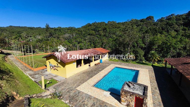 Chácara com piscina e lareira em Juquitiba LT0102