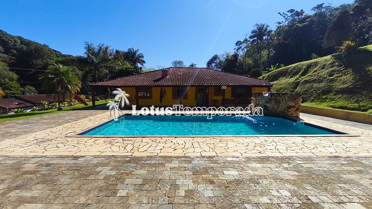 Chácara com piscina e lareira em Juquitiba LT0102
