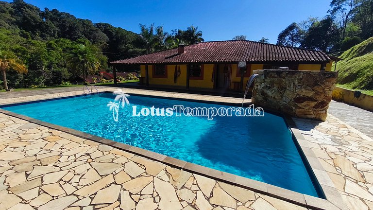 Chácara com piscina e lareira em Juquitiba LT0102