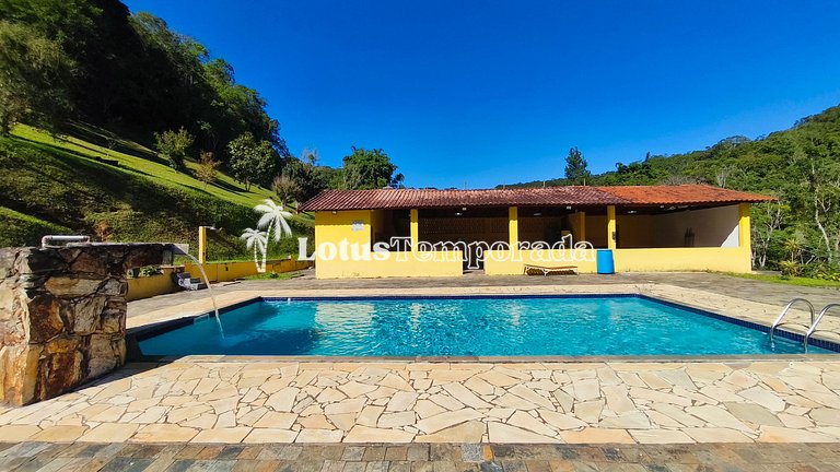 Chácara com piscina e lareira em Juquitiba LT0102