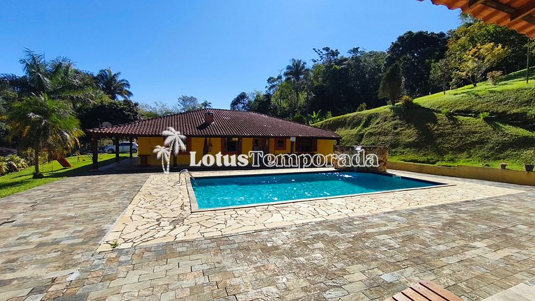 Chácara com piscina e lareira em Juquitiba LT0102
