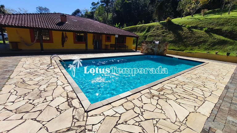 Chácara com piscina e lareira em Juquitiba LT0102
