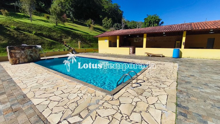 Chácara com piscina e lareira em Juquitiba LT0102